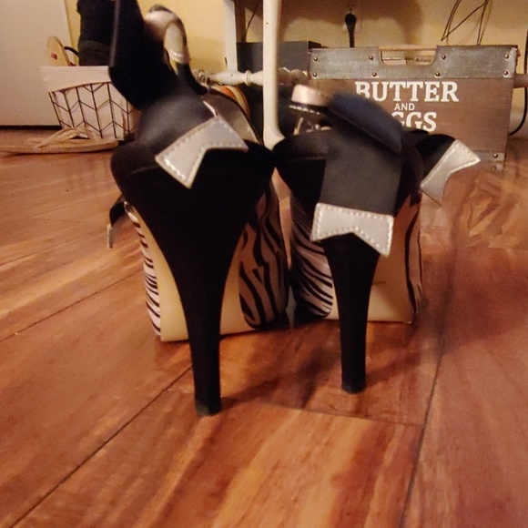 3/$25-zebra print heels with black bow on side - Picture 4 of 5